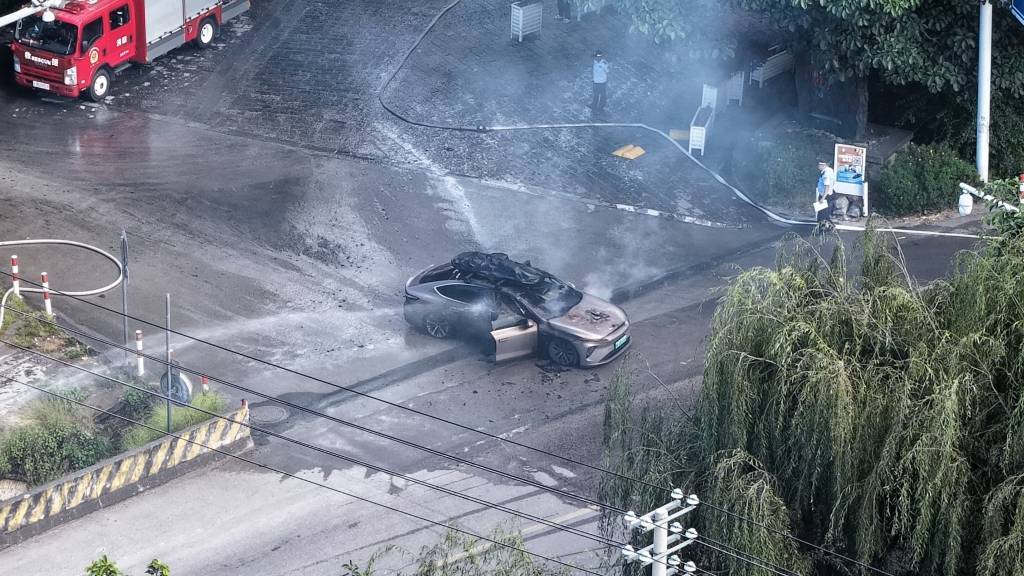 一辆蔚来牌轿车在大理一景区外起火<strong></p>
<p>手机炒币</strong>，一家四口撤离及时无伤亡