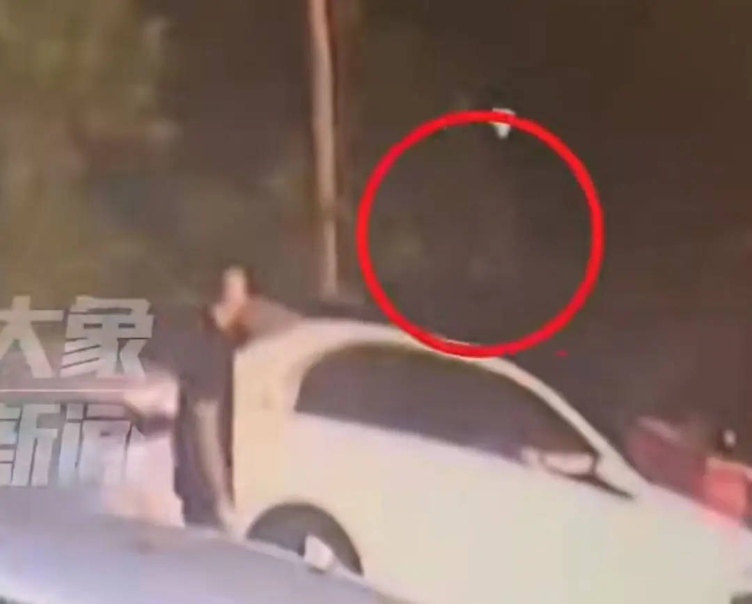 6人开奔驰去餐馆消费370元逃单<strong></p>
<p>国币网</strong>，老板：追出去只扫了50元