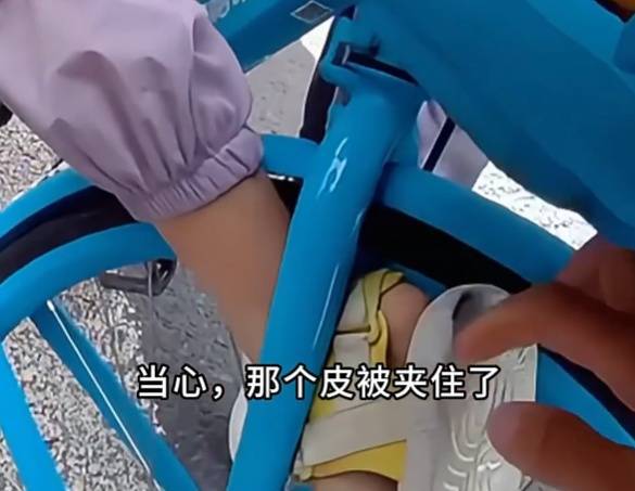 看着都疼<strong></p>
<p>币圈常见问题</strong>！上海街头一男子突然求助：10岁女儿被死死卡住！这个行为太危险→