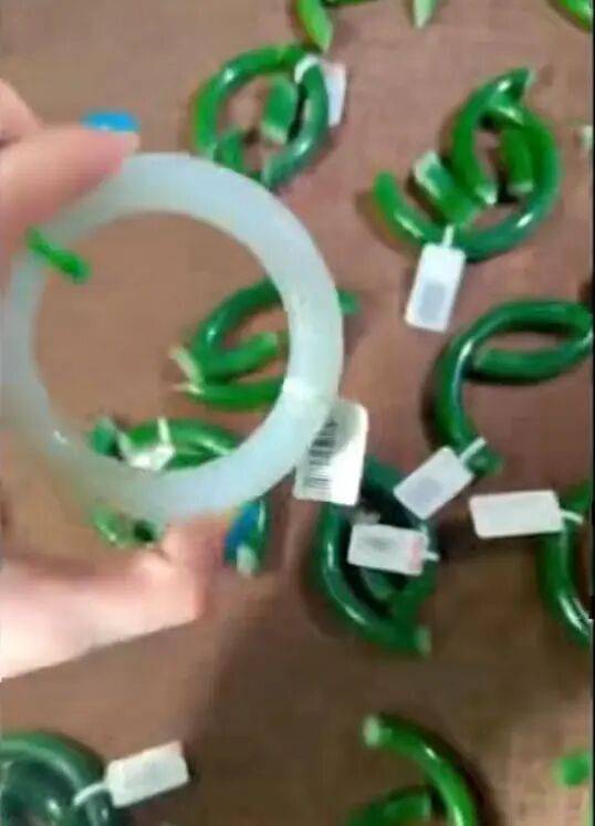 苏州一20岁店员不小心摔碎一盒玉镯损失百万<strong></p>
<p>币圈常见问题</strong>,老板未要赔偿安慰小伙别有压力