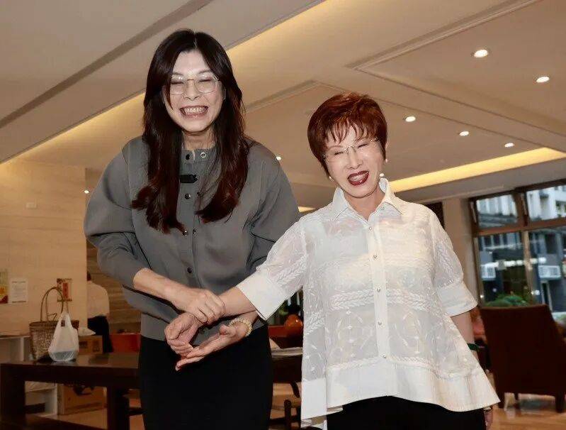 到底支持谁当党主席？当着郑丽文的面<strong></p>
<p>xrp币行情</strong>，洪秀柱说出了自己的答案