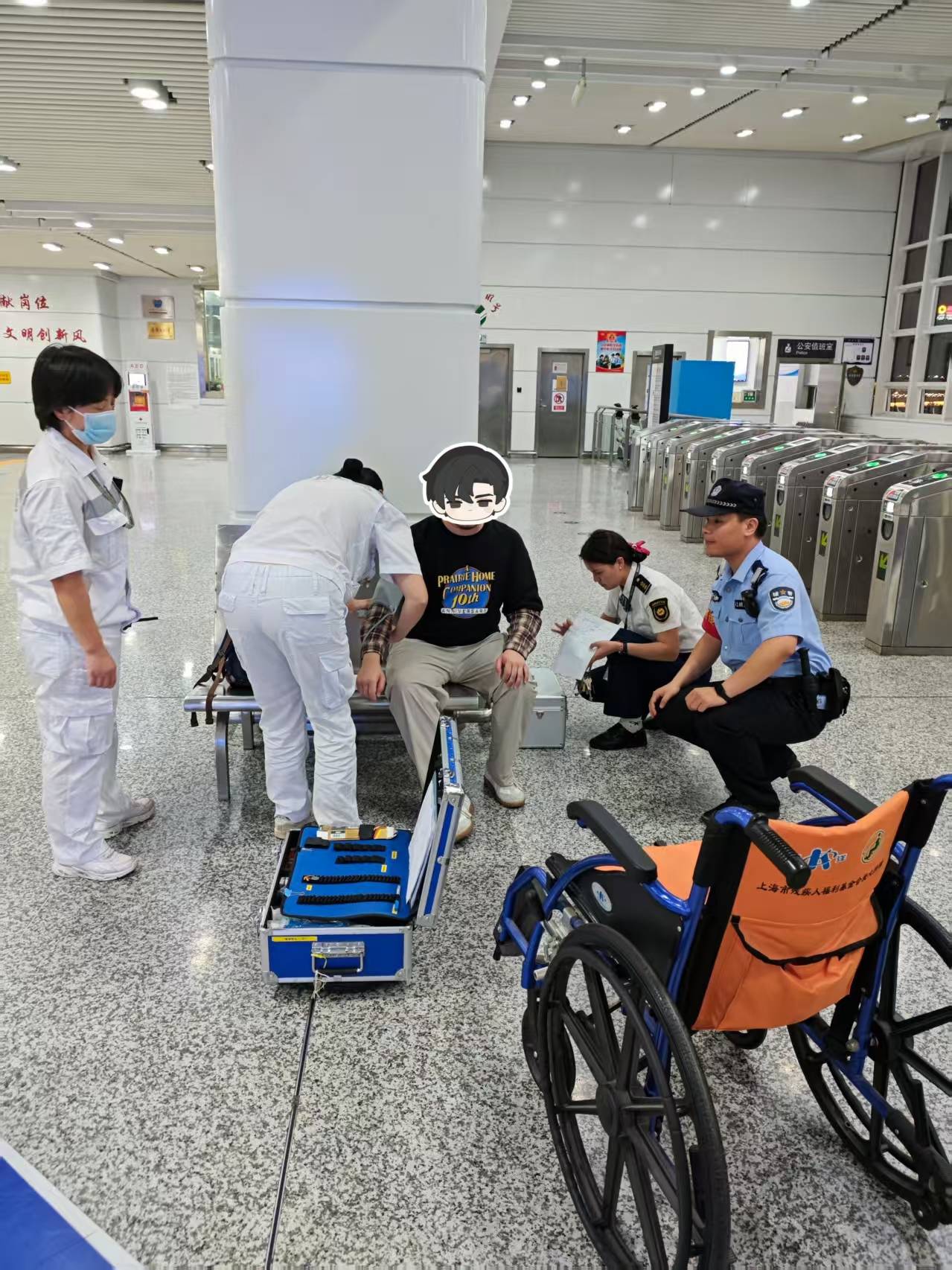 旅客长沙下飞机欲乘坐磁浮列车往城区找朋友<strong></p>
<p>无链不币</strong>,突发呼吸不畅,民警与医护人员接力救援