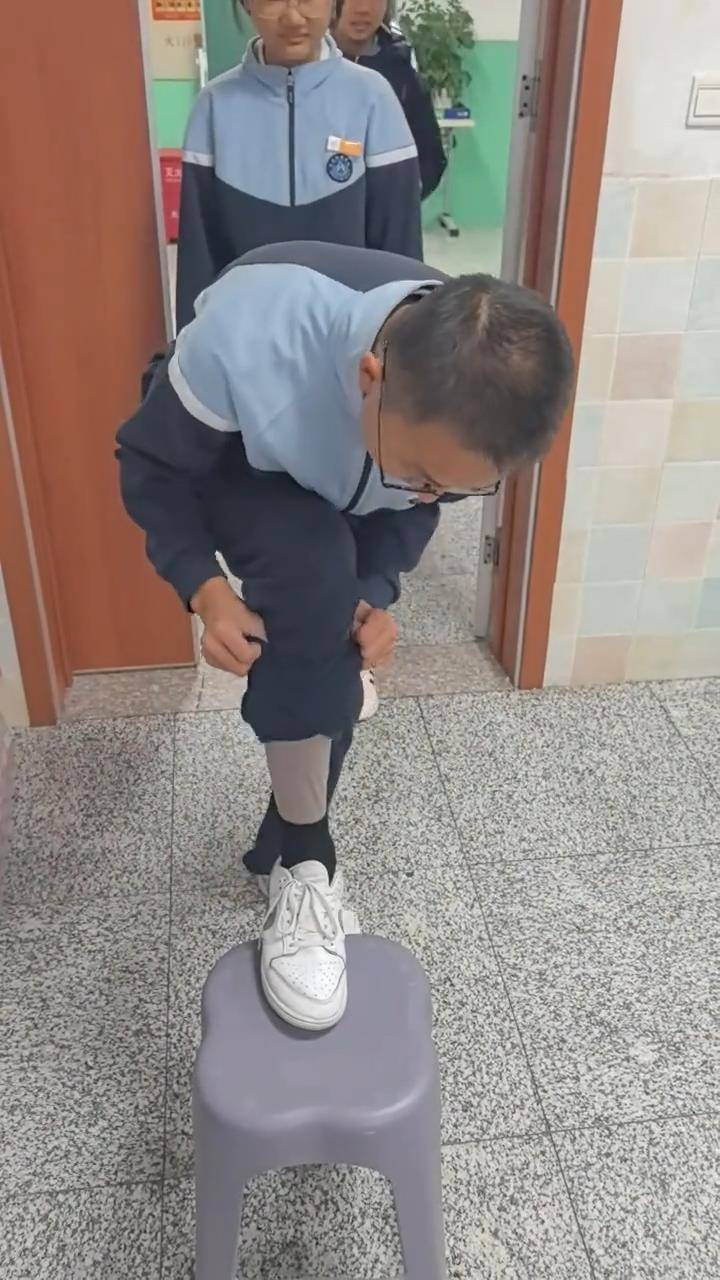 长春一班主任课前让学生排队受检“是否穿秋裤”<strong></p>
<p>无链不币</strong>，网友点赞：以后你会感谢老师