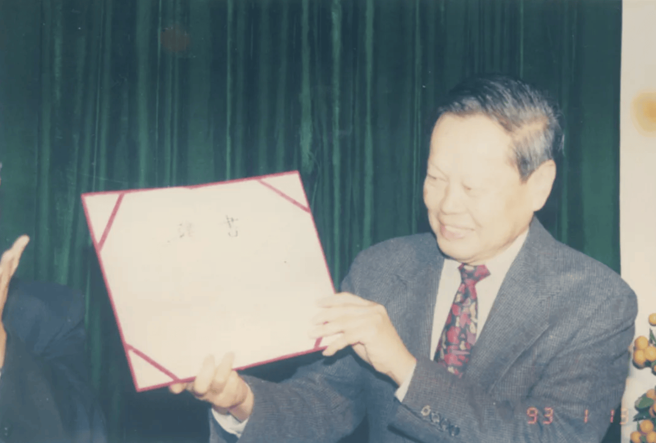 杨振宁为什么连续32年担任东莞理工学院名誉校长<strong></p>
<p>无链不币</strong>?