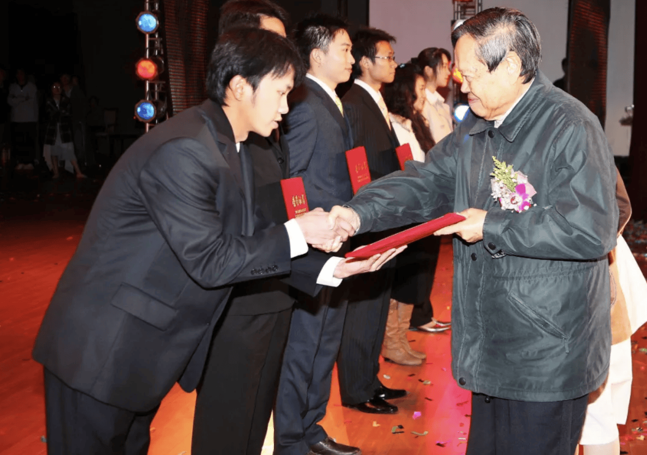 杨振宁为什么连续32年担任东莞理工学院名誉校长<strong></p>
<p>无链不币</strong>?