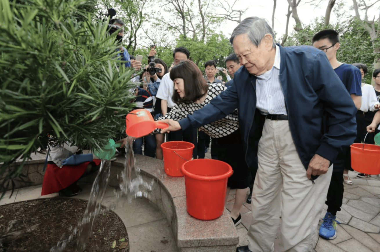 杨振宁为什么连续32年担任东莞理工学院名誉校长<strong></p>
<p>无链不币</strong>?