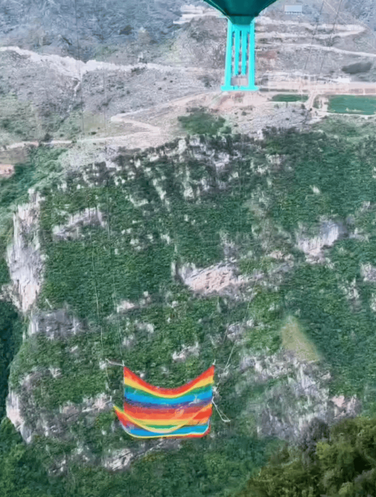 贵州花江峡谷大桥无绳蹦极引热议<strong></p>
<p>无链不币</strong>,工作人员:20-50米高度自选,下方有160㎡安全网接住