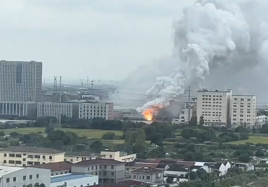 江苏一化工厂发生火灾<strong></p>
<p>无链不币</strong>，现场燃起冲天浓烟街道被烟雾笼罩，当地：将通报，未致人员伤亡