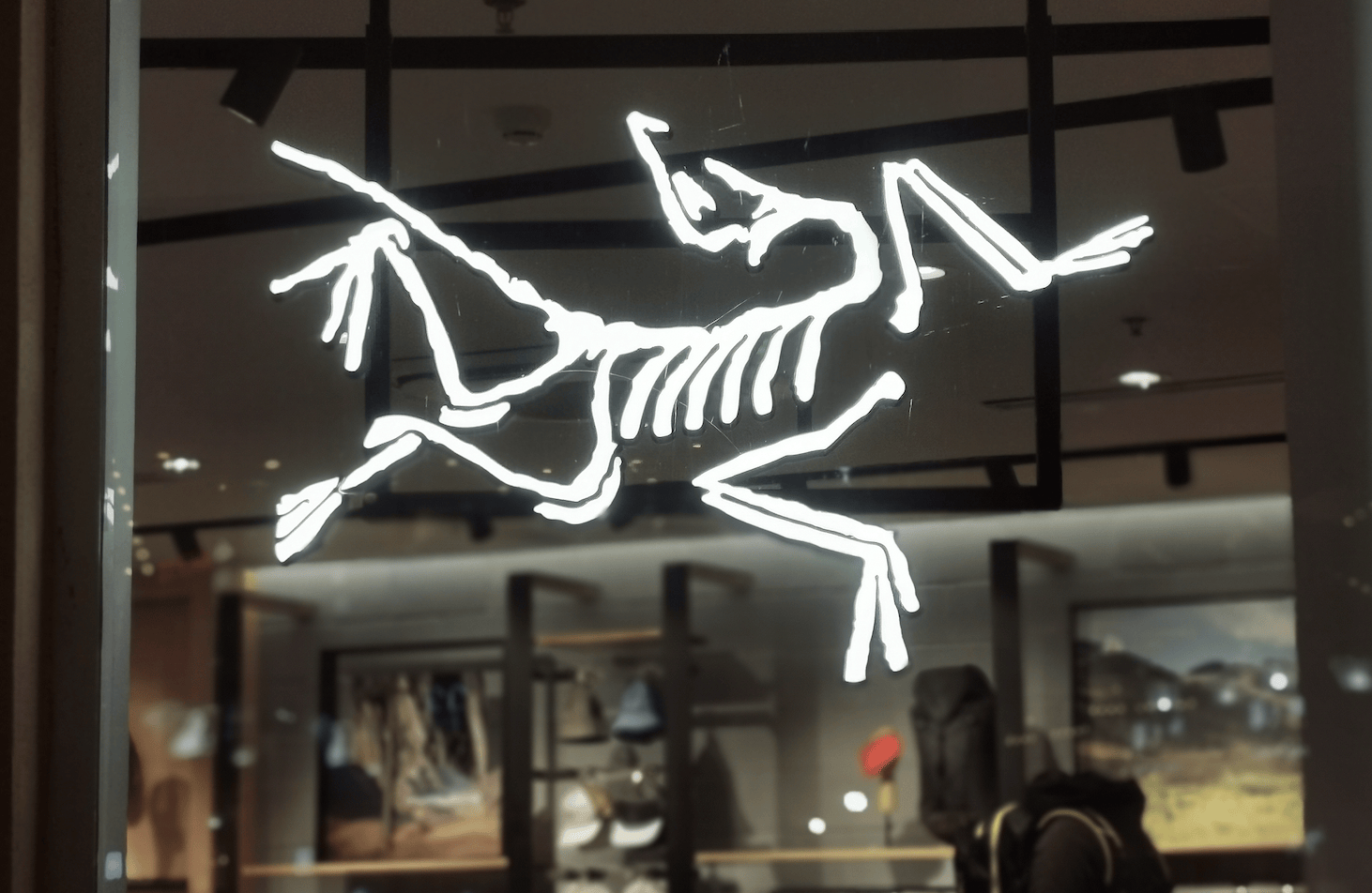 “烟花秀”之后<strong></p>
<p>无链不币</strong>，始祖鸟大中华区总经理佘移峰离职