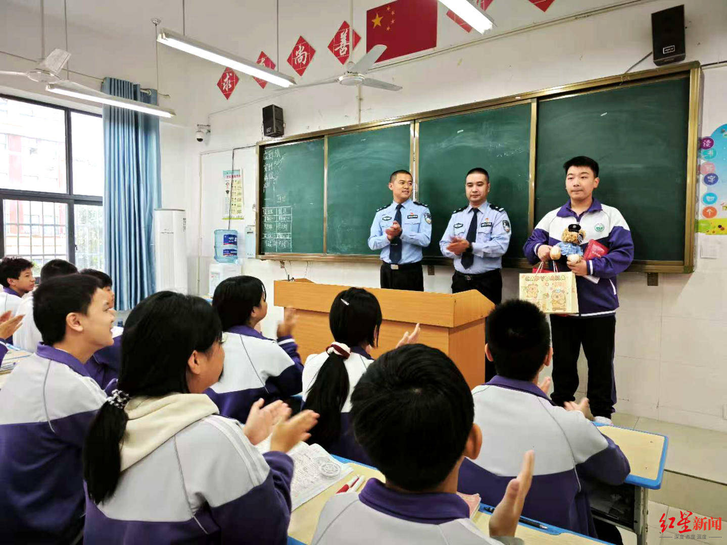 初二男生捡到1.4万余元现金<strong></p>
<p>柚子币行情</strong>,淡定拍视频后报警物归失主,民警送“奖”到校园