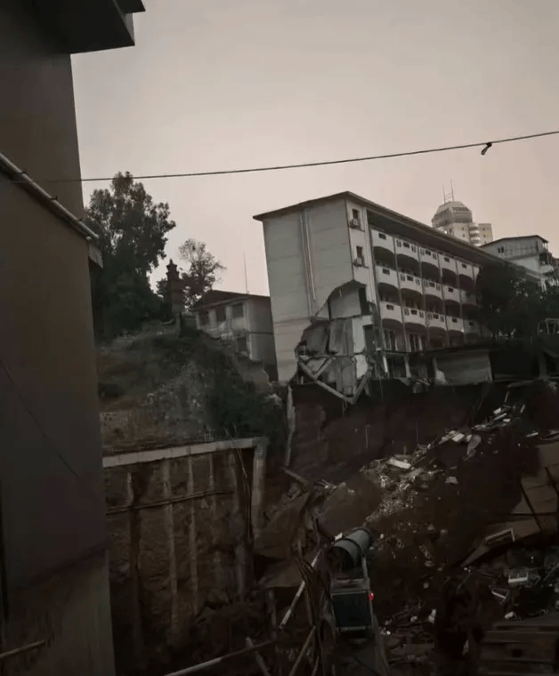 近4000人小学突发坍塌形成巨大坑洞<strong></p>
<p>柚子币行情</strong>,操场塌下去一半,“还好发生在夜里”