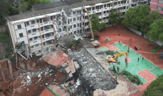 近4000人小学突发坍塌形成巨大坑洞<strong></p>
<p>柚子币行情</strong>,操场塌下去一半,“还好发生在夜里”