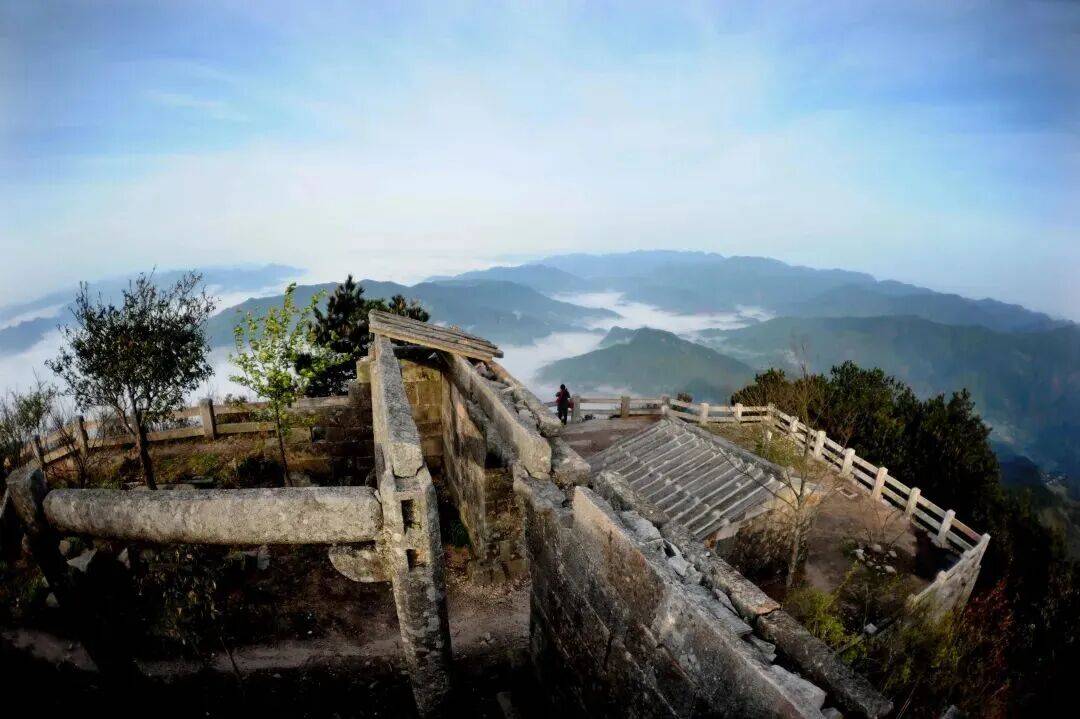 为什么年轻人迷上了爬山？ | 秋高气爽<strong></p>
<p>柚子币行情</strong>，是时候出发了→