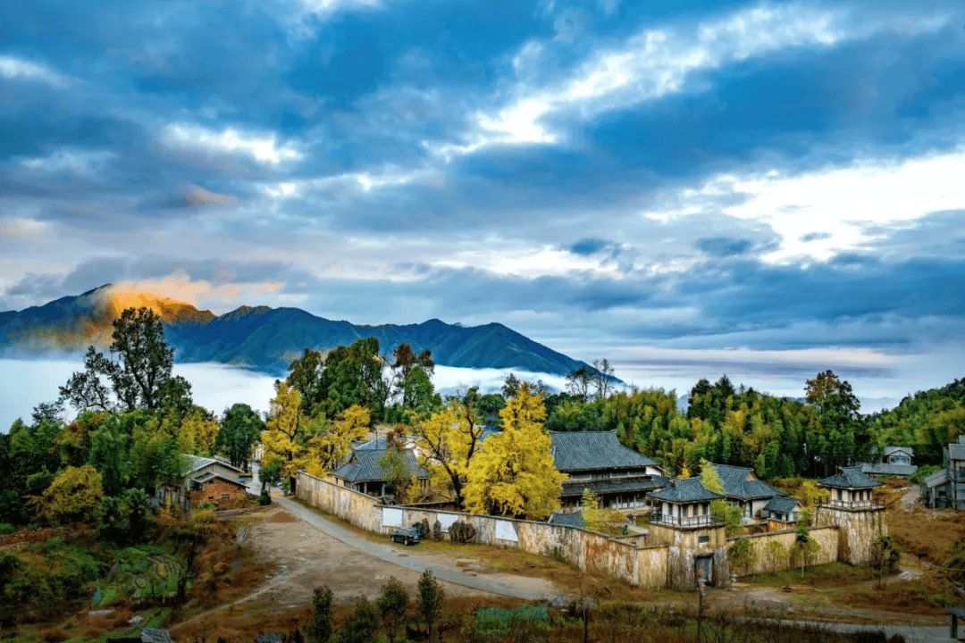 为什么年轻人迷上了爬山？ | 秋高气爽<strong></p>
<p>柚子币行情</strong>，是时候出发了→