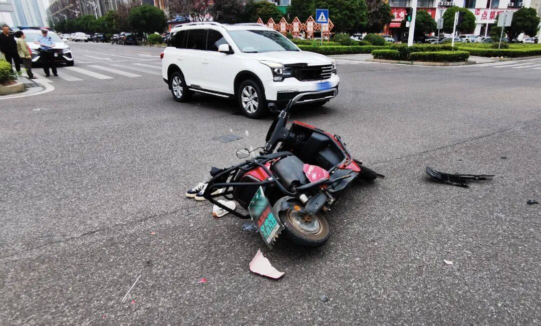 湖南湘潭一女生骑车闯红灯<strong></p>
<p>初入币圈</strong>，骨折、肝破裂…