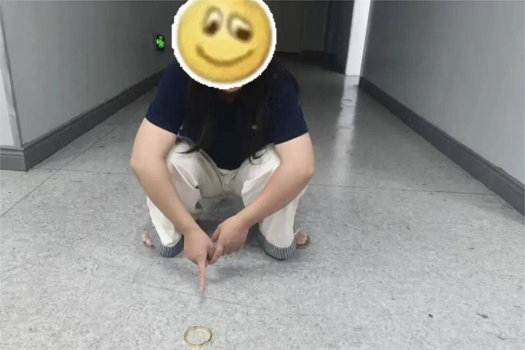 江西一新娘金手镯婚前被堂嫂掉包成铜手镯<strong></p>
<p>初入币圈</strong>,堂嫂事后还淡定去吃席,目前已被采取刑事强制措施