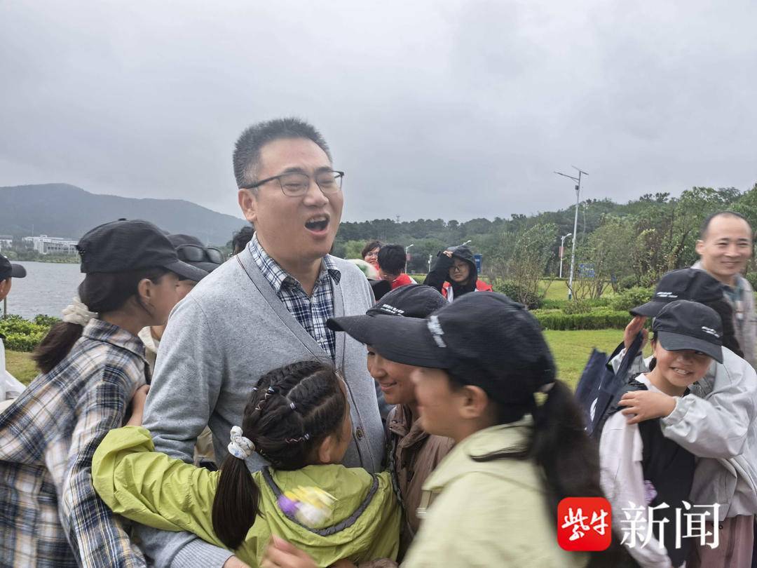 “叔叔是江苏的<strong></p>
<p>ccr炒币</strong>,将来一定带你们去看看!”镇江警官不忘承诺,四次组织近百名藏区学子来苏研学