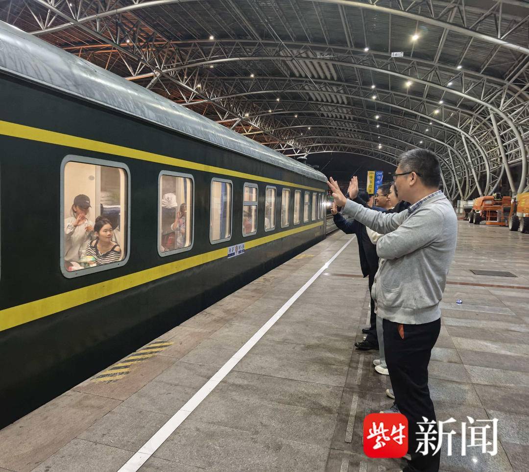 “叔叔是江苏的<strong></p>
<p>ccr炒币</strong>,将来一定带你们去看看!”镇江警官不忘承诺,四次组织近百名藏区学子来苏研学