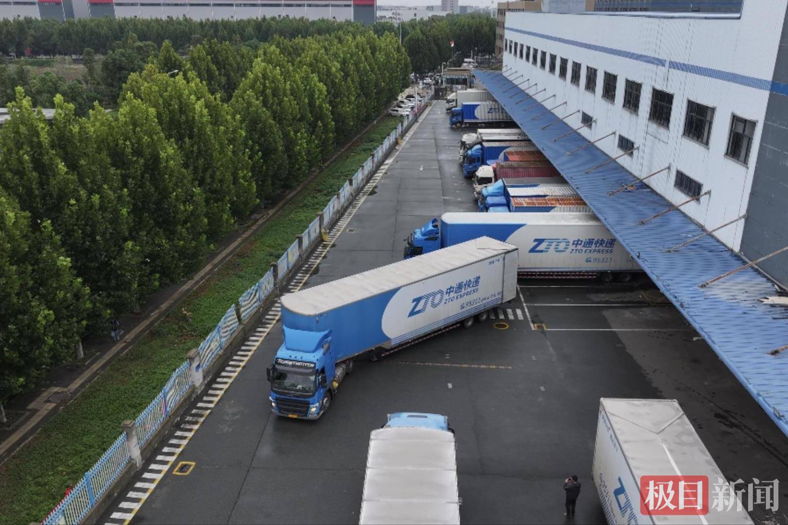 湖北90后姑娘驾驭21米重卡货车<strong></p>
<p>ccr炒币</strong>,3年多行驶里程相当于绕地球约10圈,始终保持零事故