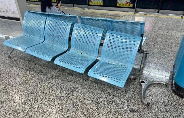 “被吓到了<strong></p>
<p>ccr炒币</strong>,有点痛还特别尴尬”,事发上海一地铁站,乘客坐上去瞬间懵了