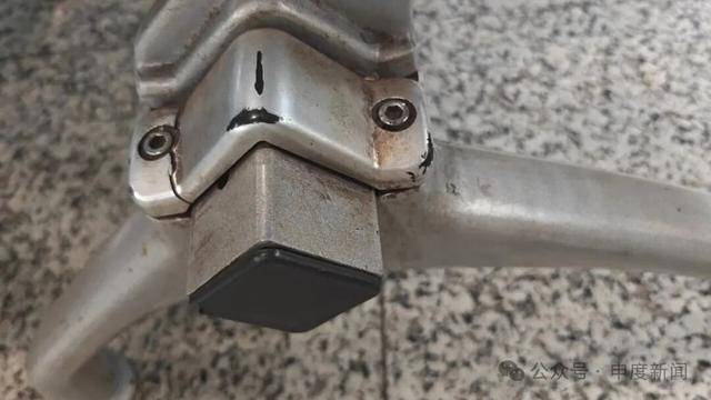 “被吓到了<strong></p>
<p>ccr炒币</strong>,有点痛还特别尴尬”,事发上海一地铁站,乘客坐上去瞬间懵了