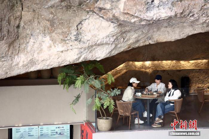 浙江温州乐清雁荡山:悬崖咖啡助力传统景区焕新出圈