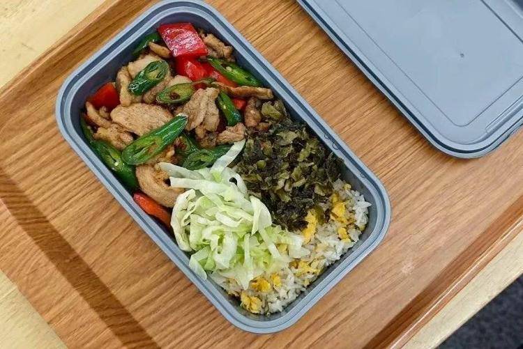 国铁成都局推出17元高铁盒饭:门店现炒<strong></p>
<p>源币网</strong>,送餐到座