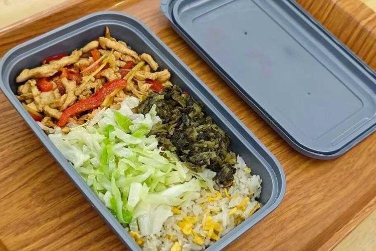 国铁成都局推出17元高铁盒饭:门店现炒<strong></p>
<p>源币网</strong>,送餐到座