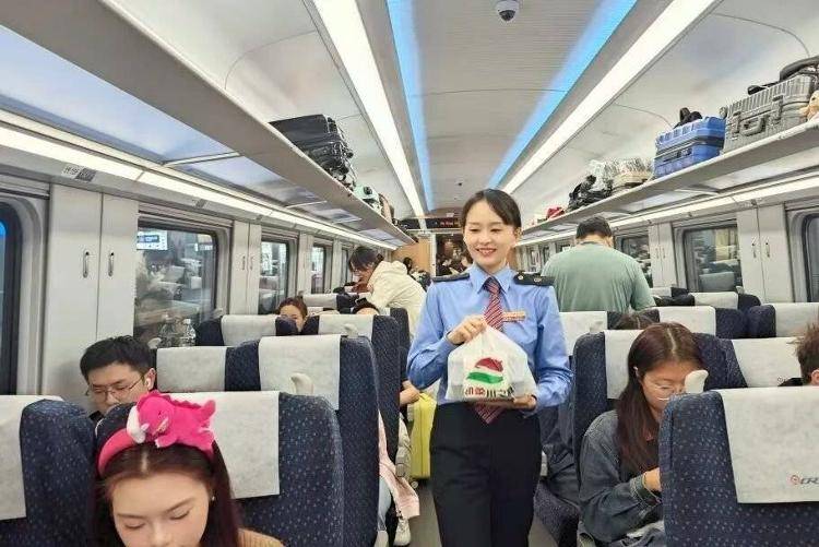 国铁成都局推出17元高铁盒饭:门店现炒<strong></p>
<p>源币网</strong>,送餐到座