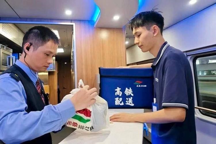 国铁成都局推出17元高铁盒饭:门店现炒<strong></p>
<p>源币网</strong>,送餐到座