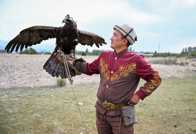 青年说 | 到中亚<strong></p>
<p>币圈神话</strong>,奔赴一场激动人心的“探秘”