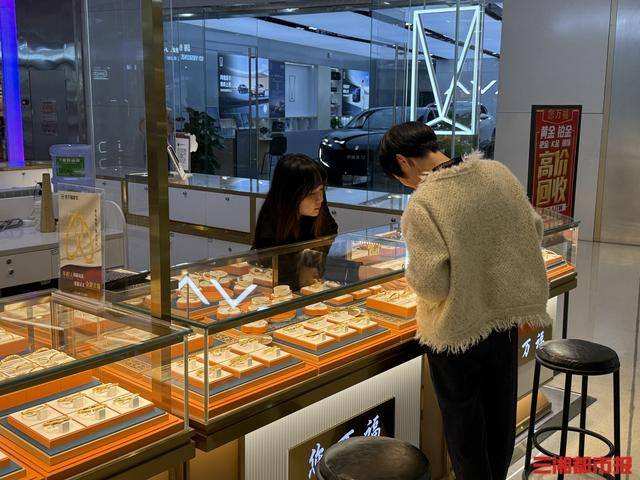 大盘金价跌破900元/克<strong></p>
<p>炒币专业术语</strong>，长沙市场“销售热”与“回收潮”并行