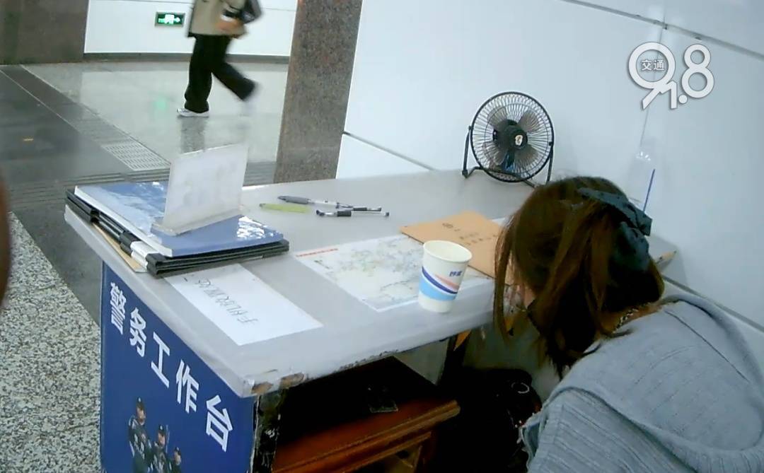 杭州地铁内<strong></p>
<p>中币交易</strong>,女乘客突然崩溃大哭!紧接着……这一幕被拍下