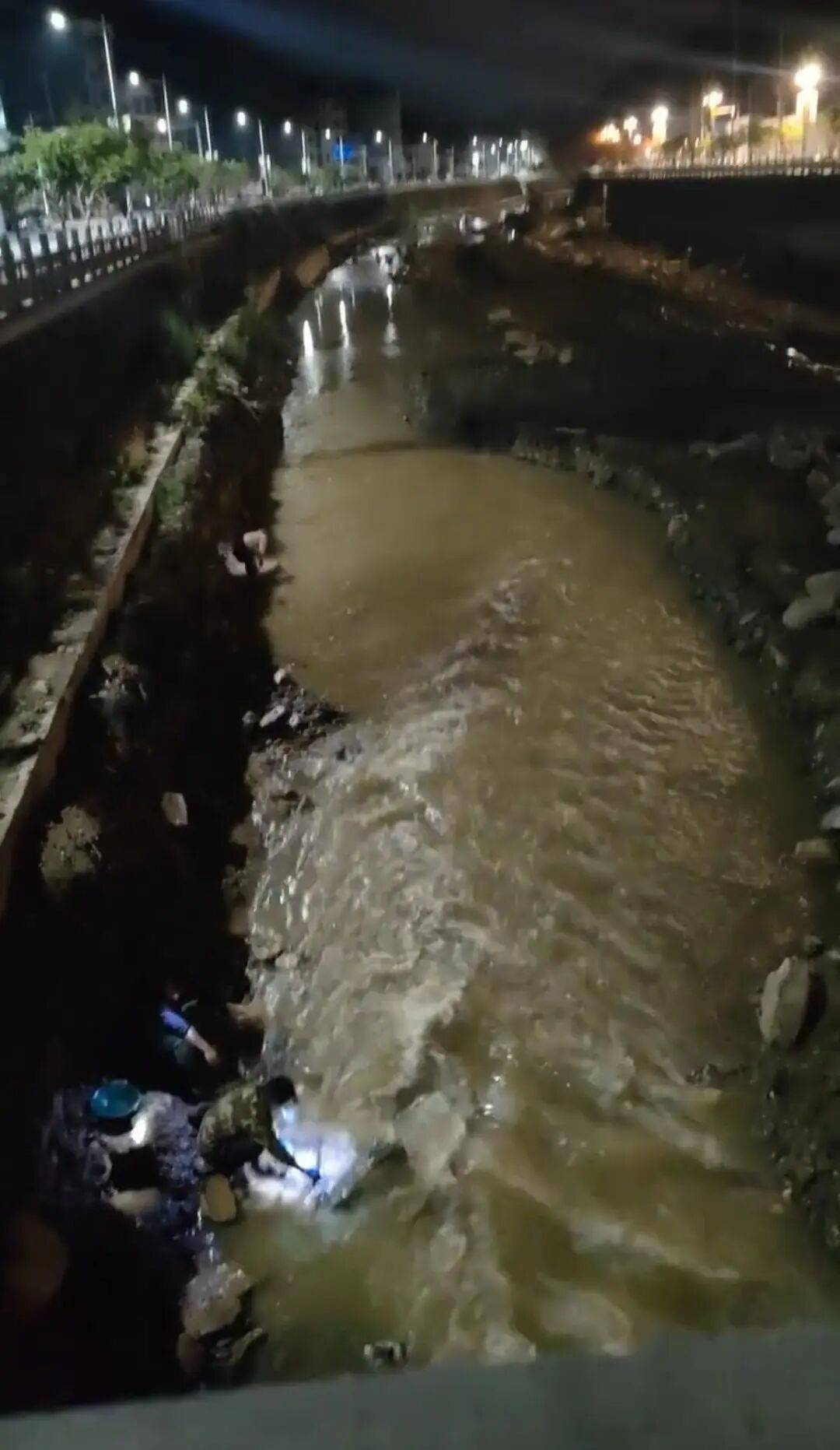 “一盆出5克多”，多人凌晨下河淘金！当地警方回应