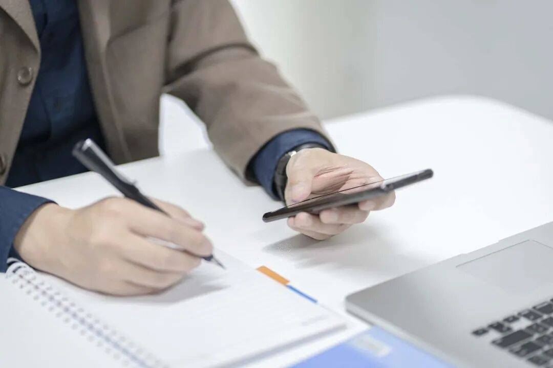 国安部:一机关新任干部为炫耀公务员身份<strong></p>
<p>币圈合约</strong>,擅自将秘密级文件发朋友圈,造成泄密被处分