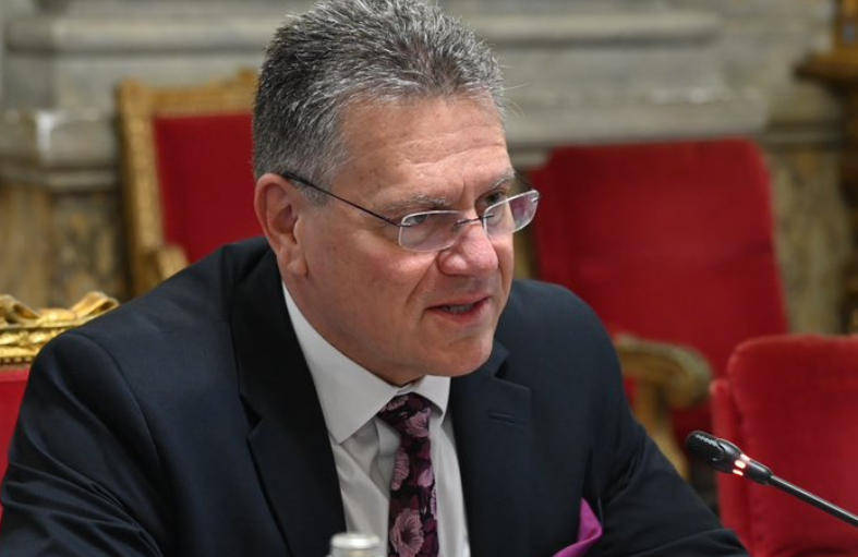 欧盟高官:向中方提交了2000份稀土申请<strong></p>
<p>币圈搬砖</strong>,刚过了一半