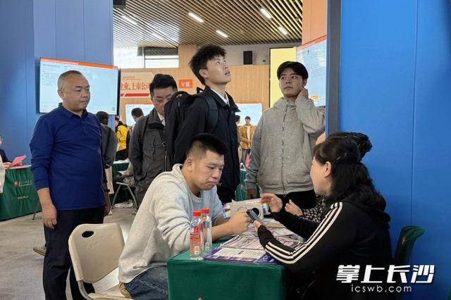 700余名退役军人及军属长沙求职<strong></p>
<p>币圈搬砖</strong>,165人达成意向