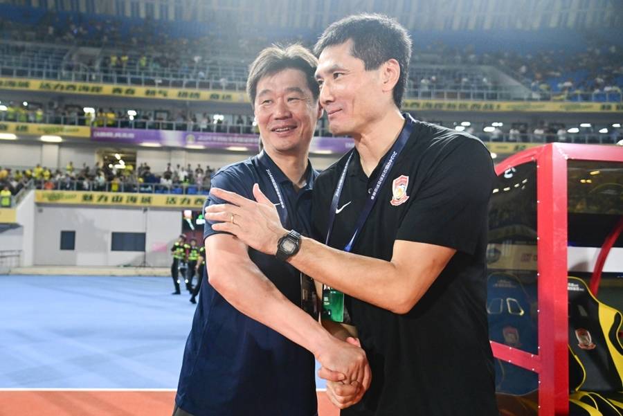 全球选聘四个月<strong></p>
<p>币圈搬砖</strong>，招来只有一年执教经历的本土教练，国足新帅竟是邵佳一