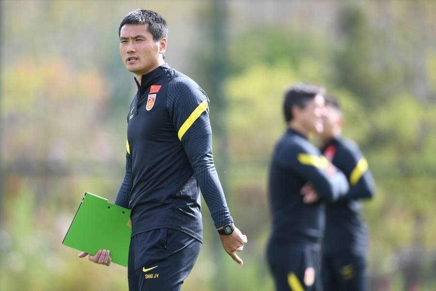 全球选聘四个月<strong></p>
<p>币圈搬砖</strong>，招来只有一年执教经历的本土教练，国足新帅竟是邵佳一