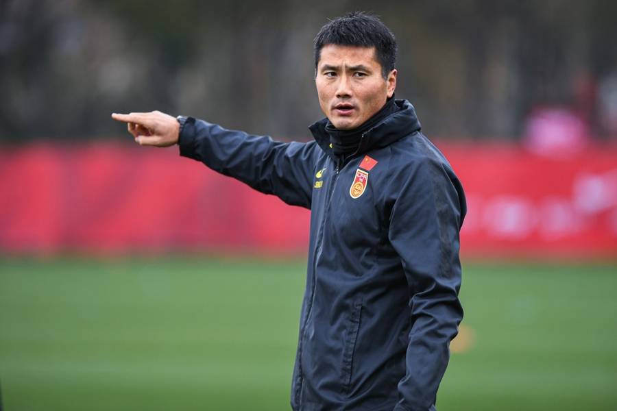 全球选聘四个月<strong></p>
<p>币圈搬砖</strong>，招来只有一年执教经历的本土教练，国足新帅竟是邵佳一