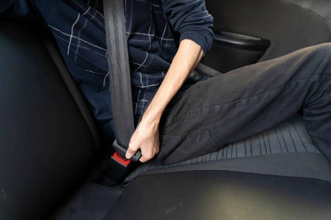 死亡率翻倍！后排乘客不系安全带<strong></p>
<p>币圈搬砖</strong>，危险且违法