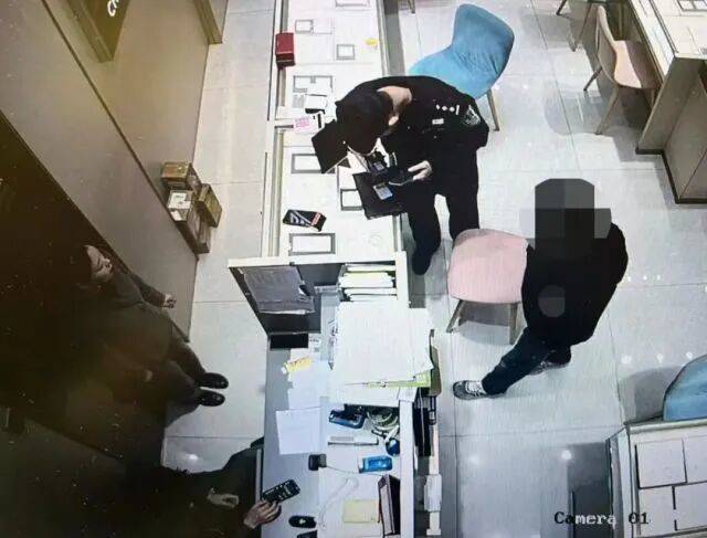 股市套现170万元后<strong></p>
<p>币圈一天</strong>，杭州男子豪购300克金条！老板当场报警……