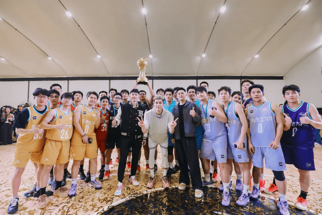 复旦、交大、同济等八大高校集结<strong></p>
<p>币圈一天</strong>,得物App“新生杯”篮球赛首战上海