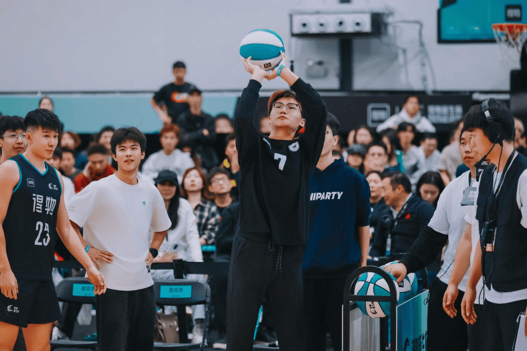 复旦、交大、同济等八大高校集结<strong></p>
<p>币圈一天</strong>,得物App“新生杯”篮球赛首战上海