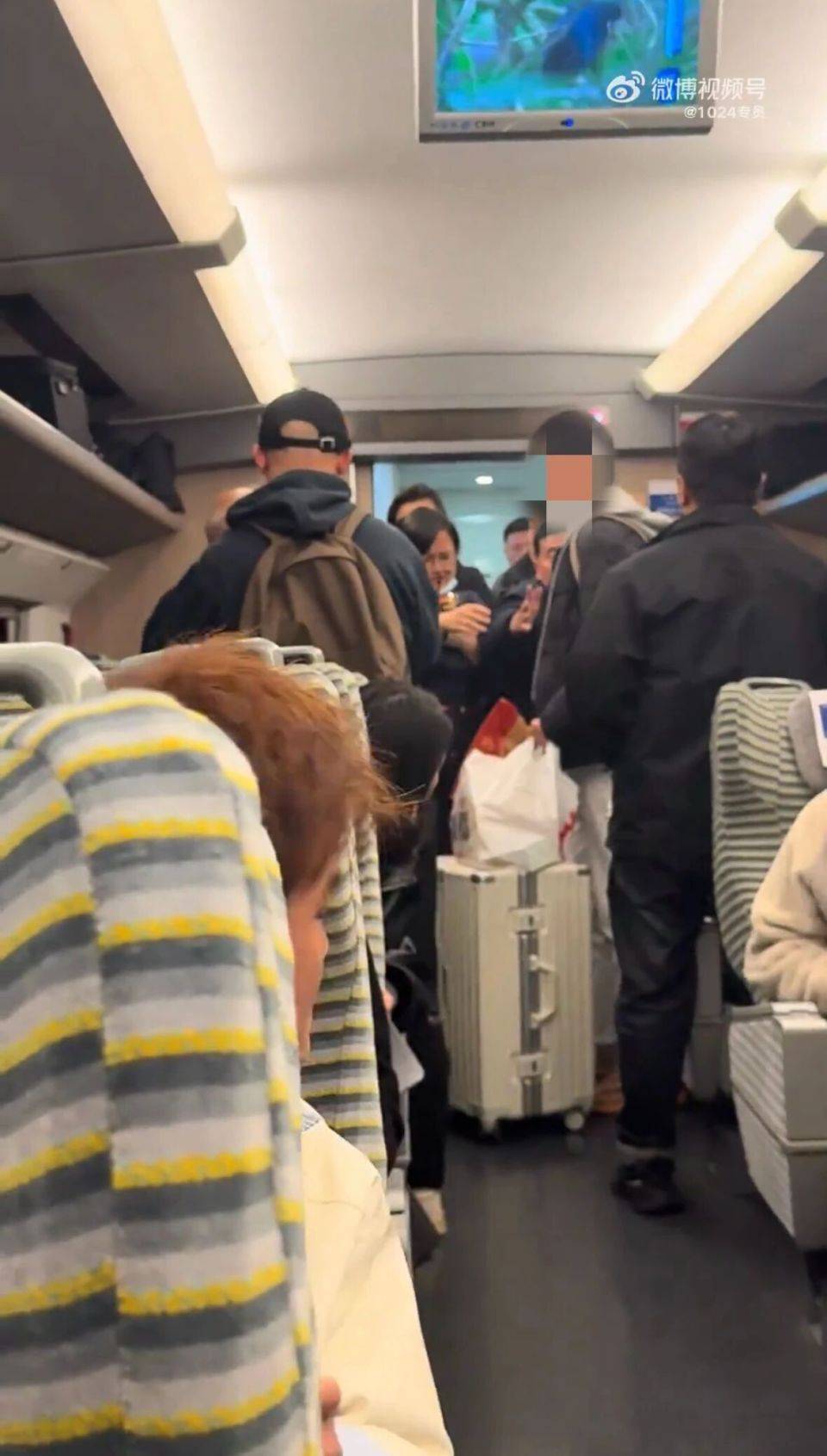 老年男子高铁上要求让座遭拒<strong></p>
<p>币圈一天</strong>，反辱骂年轻乘客：“你是人吗？”