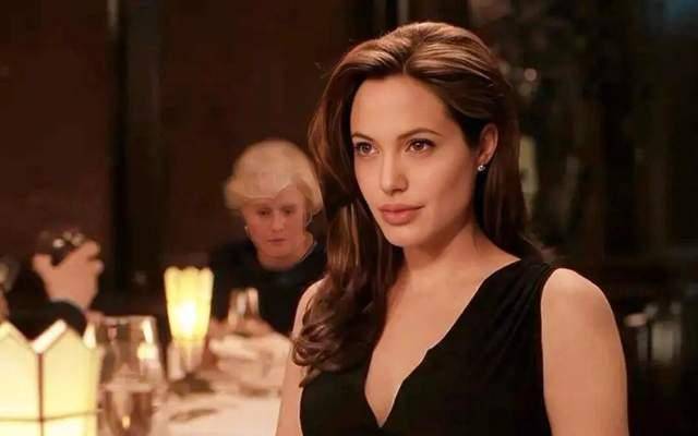 安吉丽娜·朱莉访乌<strong></p>
<p>币圈一天</strong>，保镖被带走