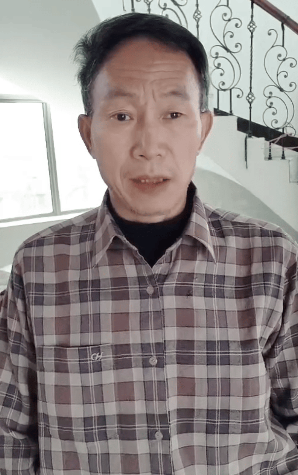 “蛇被我甩开了<strong></p>
<p>长江期币网</strong>,没完全注射毒液”,湖南直播抓蛇被咬伤网红被警方拘留后发声道歉