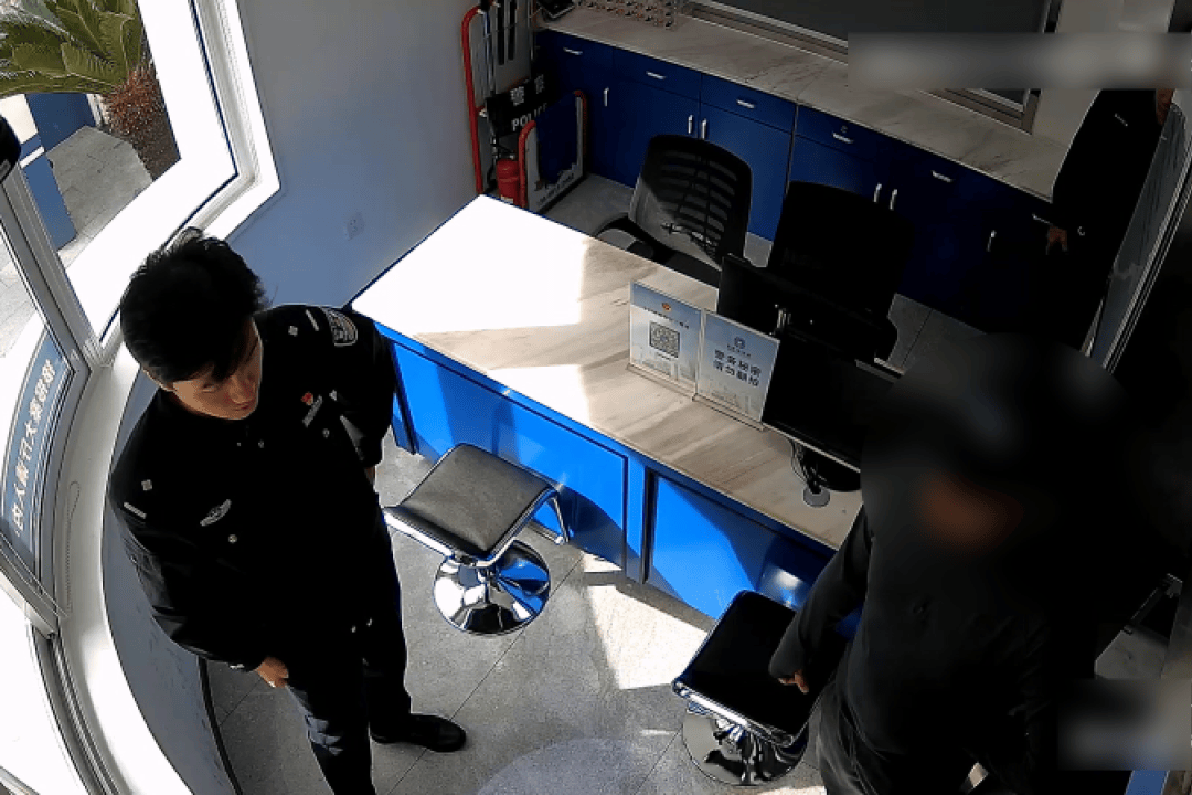 男子9600元转卖全新苹果17Pro max<strong></p>
<p>长江期币网</strong>，买家爽快转账1万后，其老婆银行卡被冻结！民警：这笔钱涉诈