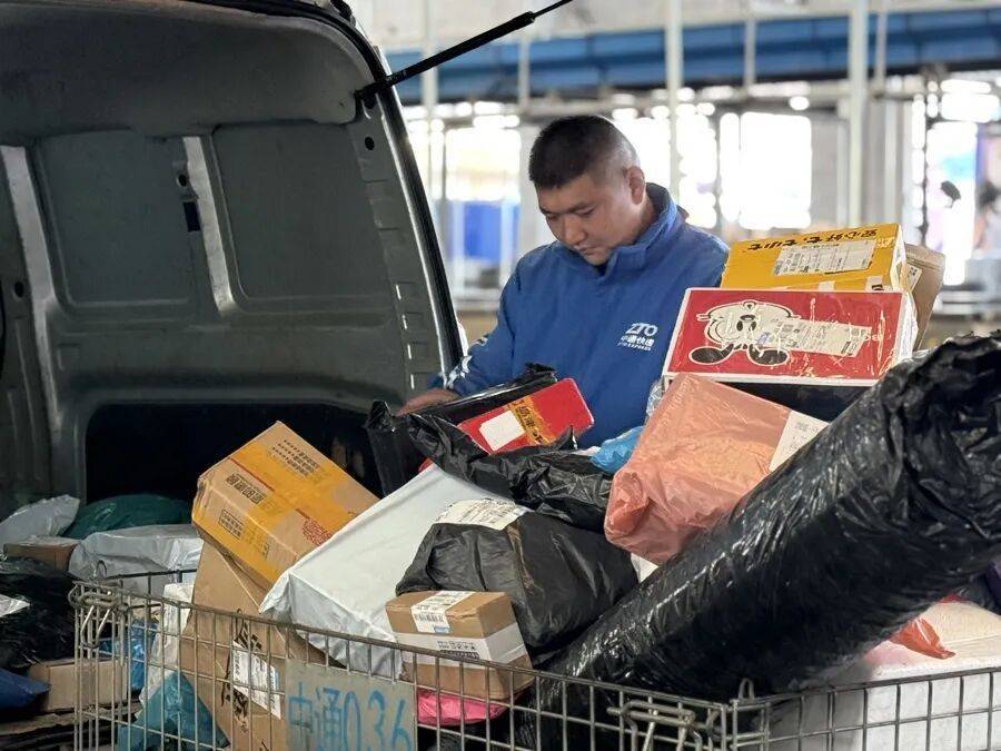 上海一快递小哥跳河救人<strong></p>
<p>华夏评级币</strong>，上岸后全身湿透继续派送