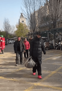 担心烧煤取暖不安全<strong></p>
<p>华夏评级币</strong>,山东济宁17岁男孩偷偷接爷爷奶奶进城,父亲点赞:比我做得强